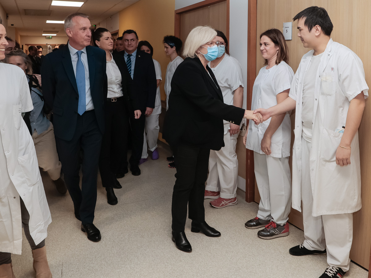 madame Catherine Vautrin ministre en visite au centre hospitalier